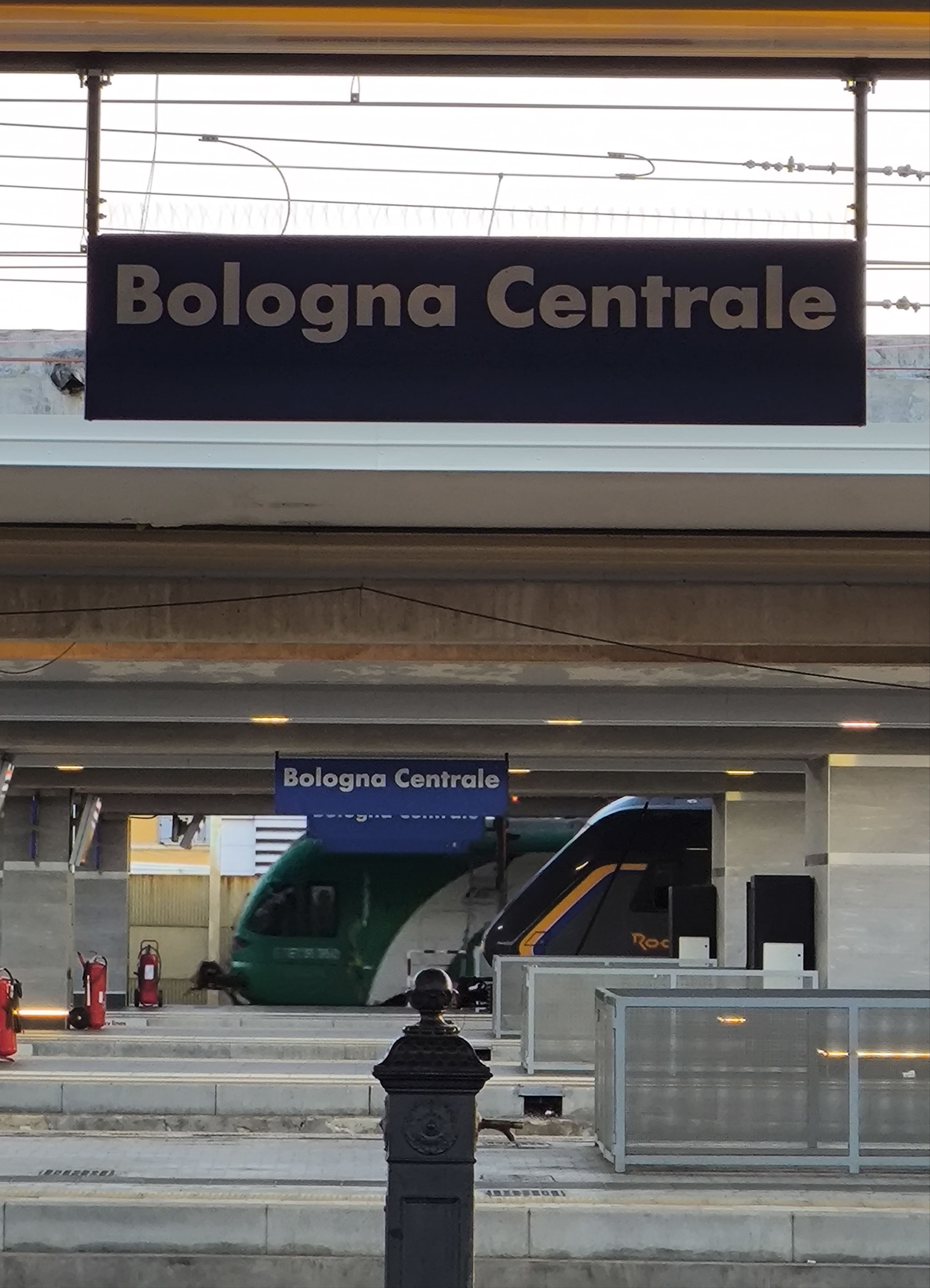 La stazione di Bologna: arrivare, parcheggiare, trovare il binario.